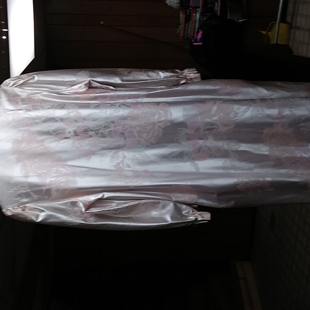 Robe - Picture 2 of 2